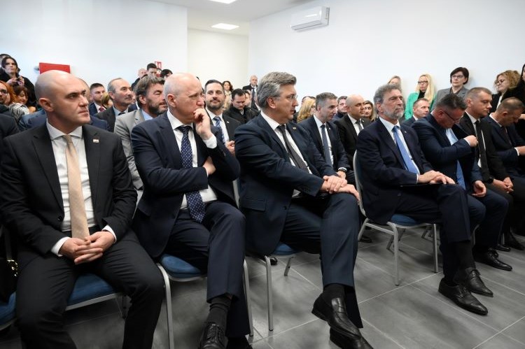 Slika /slike/Priopcenja/dodjela ugovora naslovna.JPG